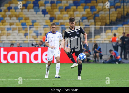 Kiew, Ukraine - 28. AUGUST 2018: Klaas Jan Huntelaar von AFC Ajax-Steuerelemente eine Kugel während der UEFA Champions League Play-off-Spiel gegen den FC Dynamo Kiew Stockfoto