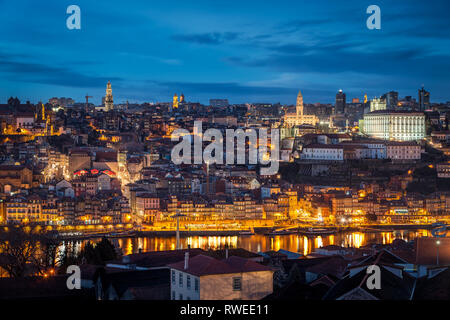 Porto Stadtbild. Ribeira, Torre dos Clérigos, Sé do Porto und Rio Douro Stockfoto