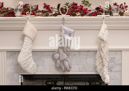 Weihnachtsstrümpfe über dem Kamin hängen Stockfotografie - Alamy