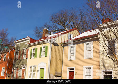 Bunt bemalte Häuser von Georgetown Vorort von Washington DC, USA. Wohn- Reihenhäuser auf einem hellen Winter morgen nach dem Schneesturm. Stockfoto