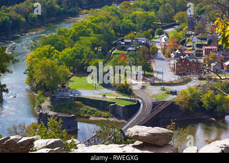 Ein Blick auf die Eisenbahnbrücke über den Fluss an der Harpers Ferry National Historic Park und die Stadt. Anfang Herbst Zeichen in West Virginia Park Landschaft. Stockfoto