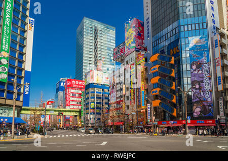 Akihabara Electric Town in Tokio, weiß für Geschäfte für Anime, Manga, Videospiele und andere Produkte der Japanischen otaku Kultur Stockfoto