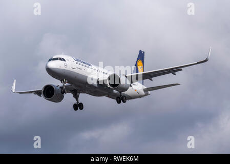 Lufthansa Airbus A320 NEO Jet Flugzeug Flugzeug Flugzeug D-AING landet auf London Heathrow Airport, Großbritannien Stockfoto