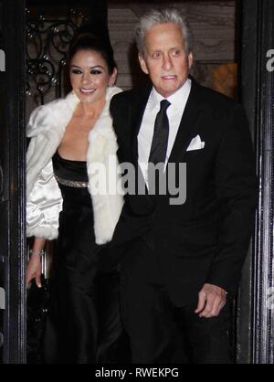 Catherine Zeta Jones Michael Douglas 3-4-11 Foto von John Barrett/PHOTOlink Stockfoto