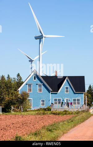 Haus und Windkraftanlagen, West Cape, Prince Edward Island, Kanada Stockfoto