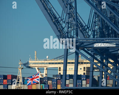 Britische Importe und Exporte - Mega Containerschiff neben "Hafen von Felixstowe, River Orwell Suffolk, England, Vereinigtes Königreich Stockfoto