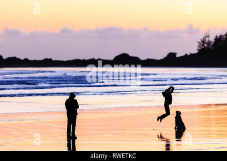 Familien spielen auf Chesterman Beach in der Nähe von Tofino, Britisch-Kolumbien, Kanada Stockfoto