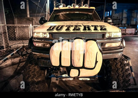 Duterte Themed gelbe Monster Truck mit Faust - Davao City, Philippinen Stockfoto