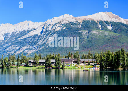 The Fairmont Jasper Park Lodge am Lac Beauvert im Jasper Nationalpark in Jasper, Alberta. Stockfoto