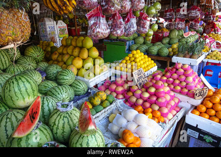 Tropische Früchte stehen, einem bunten Markt in Davao City, Philippinen Stockfoto