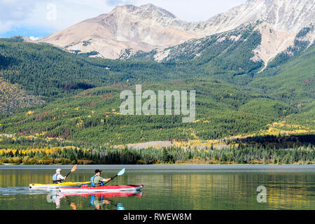 Kayaker paddeln während auf Pyramid Lake im Jasper Nationalpark in Jasper, Alberta Stockfoto