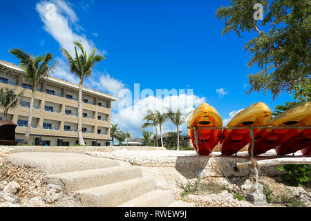 Orange Vermietung Kajaks und Strandpromenade auf Panglao - Bohol, Philippinen Stockfoto