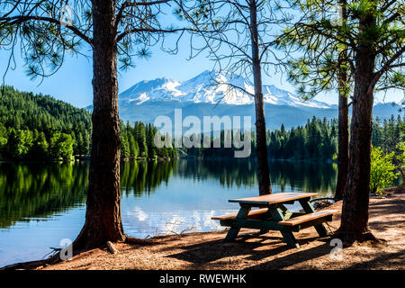 Ein Picknick am Rande des Sees Siskiyou Siskiyou See im Park in der Nähe von Mt. Shasta, Kalifornien, USA. Mt. Shasta ist im Hintergrund. Stockfoto