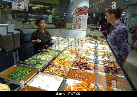 Ausländische Kunden an Hawker Center, Essen Oper, Ion - Singapur Stockfoto