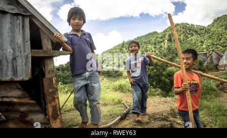 Die philippinischen Jungen lächelnd und Spielen im bauerndorf - Maligcong, Mountain Province, Philippinen Stockfoto