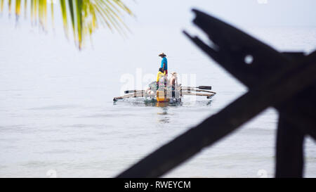 Fischer in einem kleinen Boot mit Rudern, Antike, Philippinen Stockfoto