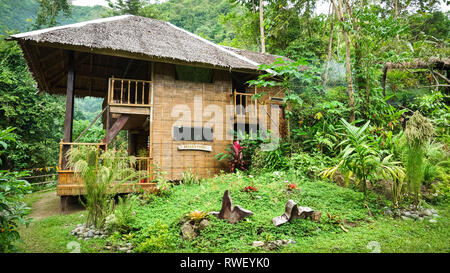 Große Resort Hütte im grünen Dschungel - Antike, Philippinen Stockfoto