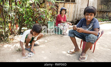 Jungs, Filipino Kartenspiel in Dorfstraße, mit Großmutter, Tibiao, Antike - Philippinen Stockfoto