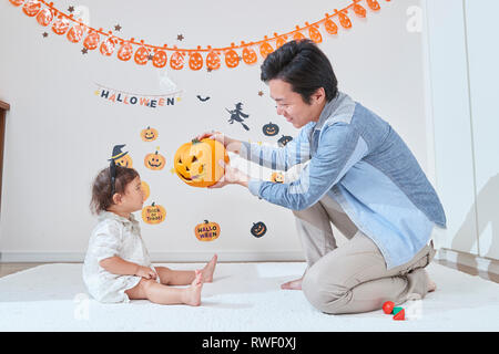 Japanisches Kind und Vater, immer bereit für Halloween Stockfoto