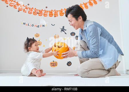 Japanisches Kind und Vater, immer bereit für Halloween Stockfoto
