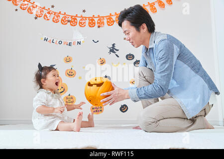 Japanisches Kind und Vater, immer bereit für Halloween Stockfoto