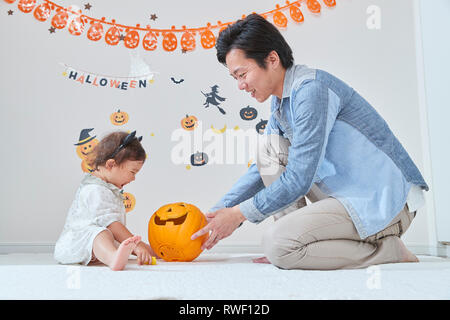 Japanisches Kind und Vater, immer bereit für Halloween Stockfoto