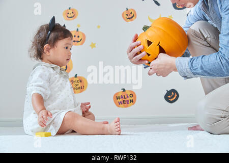 Japanisches Kind und Vater, immer bereit für Halloween Stockfoto