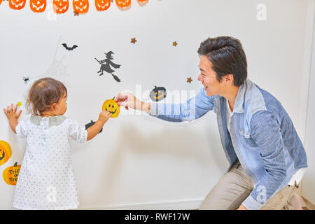 Japanisches Kind und Vater, immer bereit für Halloween Stockfoto