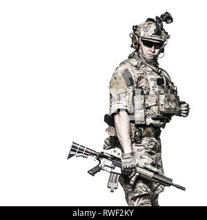 Elite Mitglied der U.S. Army Rangers an Kamera suchen, dunklen Kontrast. Stockfoto