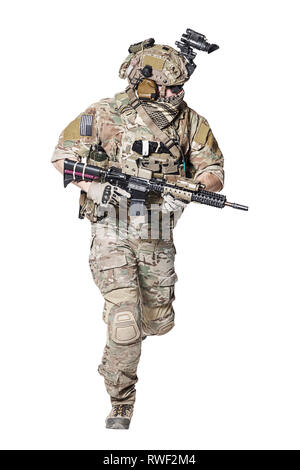 Elite Mitglied der U.S. Army Rangers in Aktion ausgeführt, während das Drehen um. Stockfoto