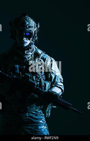 Elite Mitglied der U.S. Army Rangers im Kampf Helm und Nachtsichtgerät. Stockfoto