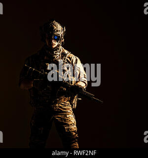 Elite Mitglied der U.S. Army Rangers im Kampf Helm und Nachtsichtgerät. Stockfoto