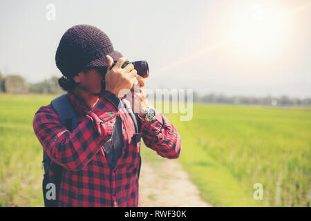 Asiatische Männer Rucksäcke und Traveler zusammen gehen und glücklich unter Foto auf Berg sind, entspannen Sie sich im Urlaub Zeit Konzept reisen, verschwommen und Soft Focus Stockfoto