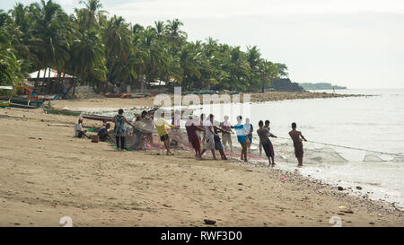 Dorfgemeinschaft ziehen Fischernetz zum Strand vom Meer - Antike, Philippinen Stockfoto