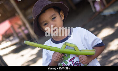 Die jungen philippinischen Jungen mit Toy Bambus gun-antik, Philippinen Stockfoto