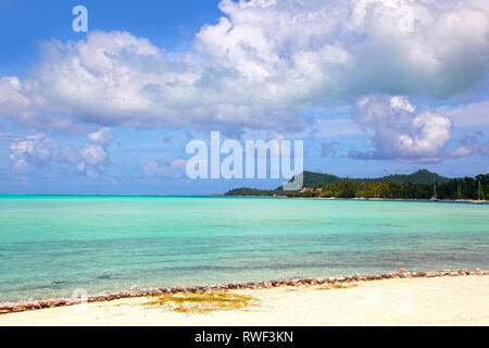 Schöne Landschaft, den Strand und die Inseln im Hintergrund, Bora Bora, Französisch-polynesien. Stockfoto