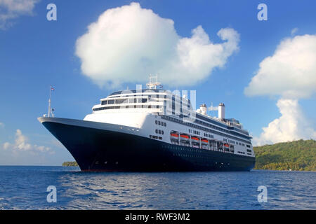 World voyage Kreuzfahrt Schiff vor Anker aus die wunderschönen tropischen Insel Bora Bora, Französisch-polynesien. Stockfoto