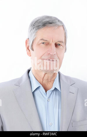 Senior Geschäftsmann stehend mit Arme gekreuzt auf weißem Hintergrund Stockfoto