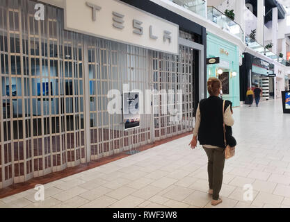 Los Angeles, USA, März 2019: Tesla Auto Store geschlossen nach dem Tesla Inc Firma verkündete Alle retail Punkte schließen und verschieben alle Verkäufe online. Die Stockfoto