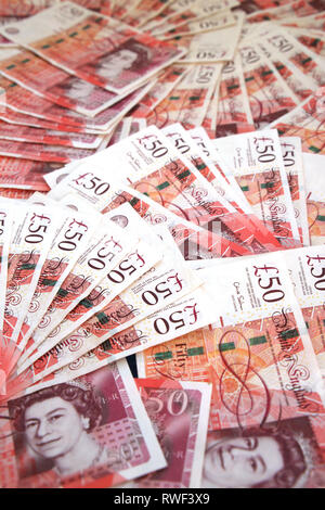Großbritannien Geld £ 50 - 50 Pfund Noten zu verteilen. Stockfoto
