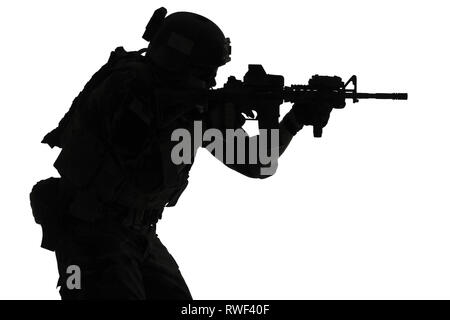 Silhouette eines US Marine Corps Marsoc Raider darauf abzielt, Gewehr, weißen Hintergrund. Stockfoto