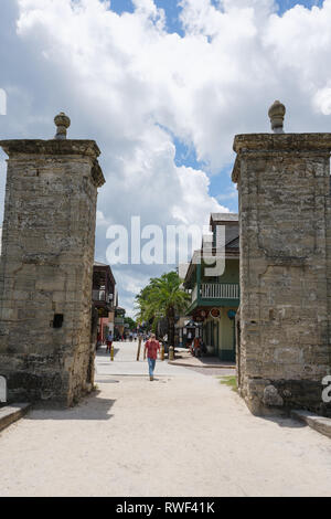 St. Augustine, FL - 15. Juni 2018: Die Säulen zu den alten Stadttor aus coquina Bausteine der Anfang von St George Street. Stockfoto