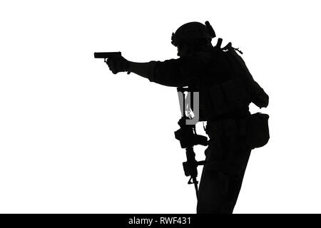 Silhouette eines US Marine Corps Marsoc Raider darauf abzielt, Pistole, weißen Hintergrund. Stockfoto