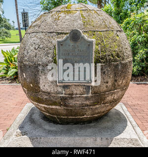 St. Augustine, FL - Juni 15, 2018: Dieses Denkmal von Coquina Muscheln markiert den null Meilenstein der Old Spanish Trail, die angeschlossenen St Augustine, Stockfoto