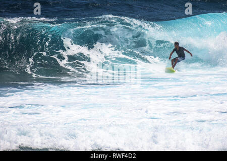 Man Surfen Blue Wave auf Wolke 9 - Siargao, Philippinen Stockfoto