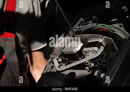 Die lichttechniker passt die Lichter auf der Bühne. Stockfoto