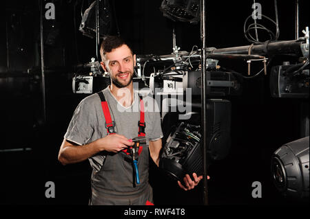 Die lichttechniker passt die Lichter auf der Bühne. Stockfoto