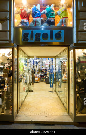 Rom, Italien, ca. November 2017: Eingang zu einem Geschäft in Rom. Stockfoto