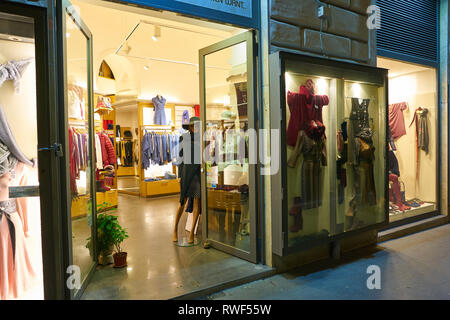 Rom, Italien, ca. November 2017: Eingang in ein Geschäft in Rom. Stockfoto