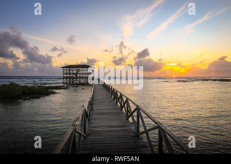 Strandpromenade, Sonnenuntergang, Wolke 9 - Siargao, Philippinen Stockfoto